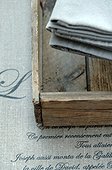 French text and wooden crate