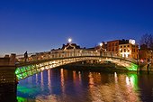 Irlande  Ireland/Dublin Half Penny bridge by night