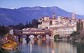 Italie ITA/Veneto, Bassano del Grappa View of the town from the Brenta River with the covered bridge 'Ponte degli Alpini'