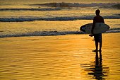 Indonesia Indonesia/Bali, Kuta Kuta Beach, surfer