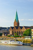 Germany, Bremen, Bremen, View of Bremen riverside with Unser Lieben Frauen Kirchhof (Church of Our Lady)
