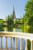 Germany, Lower Saxony, Oldenburg, St. Lambertikirche Oldenburg as seen from lake Schlossteich and surrounding park.