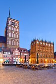 Germany, Mecklenburg-Western Pomerania, Stralsund, St.Nikolai-Kirche and Altes Rathaus on Alter Markt