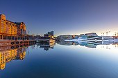 Norway, Oslo county, Oslo, Scandinavia, Oslo Opera House, Opera House modern building reflecting in the harbor water at sunrise, arch Tarald Lundevall/Snohetta