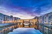 Italy, Tuscany, Firenze district, Florence, Ponte Vecchio, View of Ponte Vecchio at sunrise