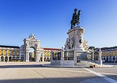 Portugal, Distrito de Lisboa, Lisbon, Baixa, Praça do Comércio, Statue of Dom Jose