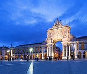 Portugal, Distrito de Lisboa, Lisbon, Baixa, Praça do Comércio, Statue of Dom Jose and Triumphal Arch