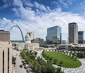 United States, Missouri, St Louis, The Gateway Arch and in foreground the Old Courthouse and Kiener Plaza Park