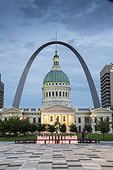 United States, Missouri, St Louis, The Gateway Arch and in foreground the Old Courthouse and Kiener Plaza Park