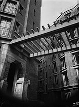 Roger-Viollet | 22621 | Paris - Social Housing - Low-angle shot of the buildings | © Louis Laurent / Cinémathèque Robert-Lynen / Roger-Viollet