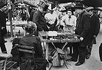 Roger-Viollet | 40642 | Bird market on the quai aux Fleurs. Paris (IVth arrondissement). Photograph by Paul Géniaux (1873-1914). Paris, musée Carnavalet. | © Paul Géniaux / Musée Carnavalet / Roger-Viollet