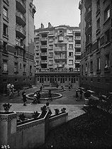 Roger-Viollet | 48029 | Public housing - Courtyard | © Louis Laurent / Cinémathèque Robert-Lynen / Roger-Viollet