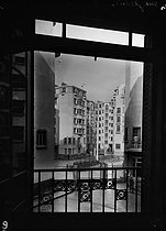 Roger-Viollet | 55448 | Paris - Social housing on rue Gerbier - Overview of the courtyard | © Louis Laurent / Cinémathèque Robert-Lynen / Roger-Viollet