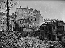 Roger-Viollet | 56891 | Demolition of old buildings and construction of social housing | © Louis Laurent / Cinémathèque Robert-Lynen / Roger-Viollet