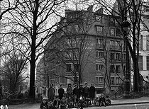 Roger-Viollet | 57726 | [Paris - Groupe d'enfants devant la rue de la Cité Universitaire] | © Louis Laurent / Cinémathèque Robert-Lynen / Roger-Viollet