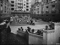Roger-Viollet | 115541 | Public housing - Children playing in a courtyard | © Louis Laurent / Cinémathèque Robert-Lynen / Roger-Viollet