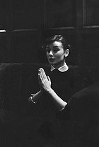 Roger-Viollet | 157028 | Audrey Hepburn (1929-1993), British actress, at the bar of the Hôtel Raphael. Paris (XVIth arrondissement), 1956. | © Bernard Lipnitzki / Bernard Lipnitzki BLI / Roger-Viollet