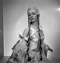 Roger-Viollet | 161347 | Olga Spessivtzeva (1895-1999), danseuse russe. Paris, mai 1934. | © Boris Lipnitzki / Roger-Viollet