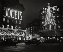 Roger-Viollet | 162876 | Christmas lights on department stores. Paris (IXth arrondissement), 1955. Photograph by Janine Niepce (1921-2007). | © Janine Niepce / Roger-Viollet