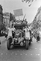 Roger-Viollet | 163000 | Front Populaire. Jeunes filles des Jeunesses communistes. Paris, 14 juillet 1936. | © Collection Roger-Viollet / Roger-Viollet
