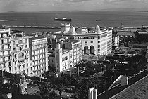 Roger-Viollet | 170023 | Official building, the post office. Algiers (Algeria), 1967. Photograph by Jean Marquis (1926-2019). | © Jean Marquis / Roger-Viollet