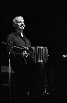 Roger-Viollet | 175508 | Astor Piazzolla (1921-1992), Argentinian composer and conductor. Paris, Olympia, 1977. | © Patrick Ullmann / Roger-Viollet