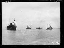 Roger-Viollet | 176562 | World War I. Arrival of the first US military contingents in France. Transports escorted by destroyers. Saint-Nazaire (France), late June 1917. Photograph published in the newspaper  Excelsior  of Sunday, July 1st, 1917. | © Excelsior - L'Equipe / Roger-Viollet