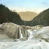 Roger-Viollet | 179155 | Brigue (Switzerland). Winter resort on Aletsch glacier, in Belle-Alpe. Detail of a colorized stereoscopic view. | © Léon & Lévy / Roger-Viollet