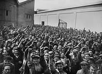 Roger-Viollet | 180944 | Front Populaire. Manifestation dans la cour intérieure des usines Renault à Boulogne-Billancourt (Hauts-de-Seine), le 28 mai 1936. | © Collection Boyer / Roger-Viollet