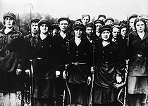 Roger-Viollet | 183142 | Révolution russe de 1917. Femmes soldat de l'Armée Rouge. | © Roger-Viollet / Roger-Viollet