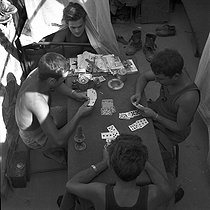 Roger-Viollet | 185639 | Algerian War of Independence. The French Army's fort in M'Zaourat, Mascara Area. Room where soldiers played cards and listened to the Europe 1 radio station before the nights out. Algeria, Summer 1961. | © Jean-Pierre Laffont / Roger-Viollet