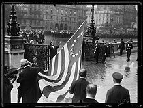 Roger-Viollet | 187417 | World War I. The American thirteen-star flag, given by the city of Philadelphia on the occasion of the anniversary of the birth of La Fayette, hoisted at Paris city hall, on September 6, 1917. Photograph published in the newspaper  Excelsior  of Friday, September 7, 1917. | © Excelsior - L'Equipe / Roger-Viollet