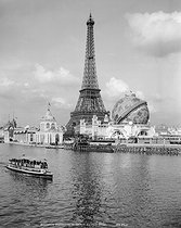 Roger-Viollet | 190746 | Exposition universelle de 1900. La Tour Eiffel, le pavillon Service des Eaux - Worthington et le Globe Céleste. Paris (VIIème arr), 1900. | © Neurdein / Roger-Viollet