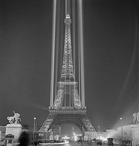 Roger-Viollet | 191192 | PARIS - ILLUMINATED EIFFEL TOWER | © Gaston Paris / Roger-Viollet