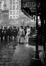 Roger-Viollet | 191823 | Billsticker women. Paris, 1908. | © Roger-Viollet / Roger-Viollet