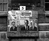 Roger-Viollet | 192932 | Poster of François Mitterrand (1916-1996) during the presidential election. Paris, on December 5, 1965. | © Roger-Viollet / Roger-Viollet