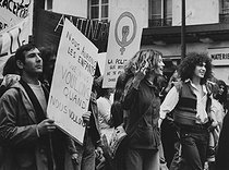 Roger-Viollet | 192990 | Demonstration of the Women's liberation movement and the  Mouvement de Libération de l'avortement et de la contraception . Paris, May 1st, 1974. Photograph by Janine Niepce (1921-2007). | © Janine Niepce / Roger-Viollet