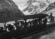 Roger-Viollet | 194166 | The Montenvers train heading for the Mer de Glace glacier. Chamonix (Haute-Savoie), 1948. Photograph by Janine Niepce (1921-2007). | © Janine Niepce / Roger-Viollet