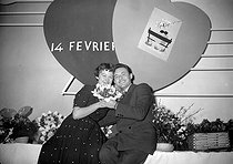 Roger-Viollet | 194664 | Amoureux de la Saint-Valentin, 14 février 1953. | © Roger-Viollet / Roger-Viollet