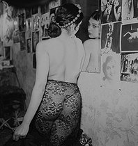 Roger-Viollet | 195055 | Danseuse nue dans sa loge. | © Gaston Paris / Roger-Viollet