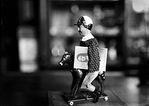 Roger-Viollet | 196174 | Clockwork toy standing for a jockey carrying the Mona Lisa under his arm. Allusion to the theft of the Mona Lisa at the musée du Louvre (Paris) in 1911 and found in Florence (Italy) in 1913. | © Albert Harlingue / Roger-Viollet