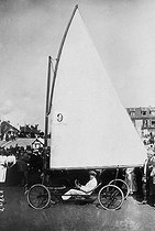 Roger-Viollet | 198833 | Concours d'aéroplages (chars à voile). Benjamin Dumont conduisant un aéroplage Dumont. Hardelot (Pas-de-Calais), 20 juillet 1913. | © Maurice-Louis Branger / Roger-Viollet