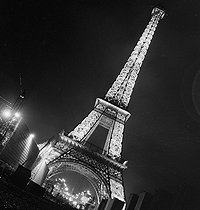Roger-Viollet | 202074 | 1937 World fair in Paris : The Eiffel tower illuminated. | © Gaston Paris / Roger-Viollet