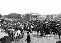 Roger-Viollet | 205951 | Crowd waiting for the result of the presidential election of Jean Casimir-Périer by the Congress. Versailles (France), on June 27, 1894. | © Roger-Viollet / Roger-Viollet