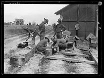 Roger-Viollet | 208612 | World War I. Arrival of the first US military contingents in France. Field kitchen of a camp, near Saint-Nazaire (France), late June 1917. Photograph published in the newspaper  Excelsior , on Tuesday, July 3rd, 1917. | © Excelsior - L'Equipe / Roger-Viollet