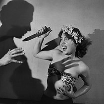 Roger-Viollet | 212491 | Re-enactment of a murder. Composition by Gaston Paris for  La Clef des Songes , circa 1950. | © Gaston Paris / Roger-Viollet