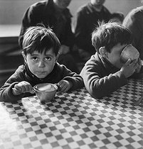 Roger-Viollet | 216967 | Pitiful children. | © Gaston Paris / Roger-Viollet
