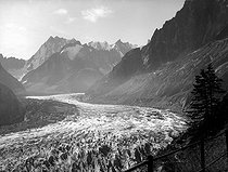 Roger-Viollet | 217250 | Chamonix (Haute-Savoie). Glacier seen from the Montenvers. | © Charles Hurault / Roger-Viollet