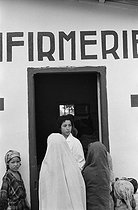 Roger-Viollet | 228506 | Dans la Mitidja, entrée de l'infirmerie. Algérie, 1958. Photographie de Jean Marquis (1926-2019). | © Jean Marquis / Roger-Viollet