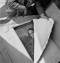 Roger-Viollet | 231718 | Opening of the box protecting the Mona Lisa, one year after its return at the Louvre Museum. Paris, 1946. | © Pierre Jahan / Roger-Viollet